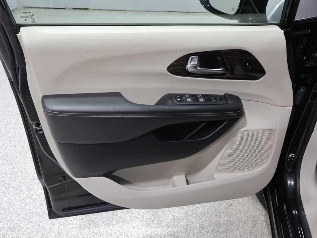 Certified 2024 Chrysler Pacifica Limited FWD image 15