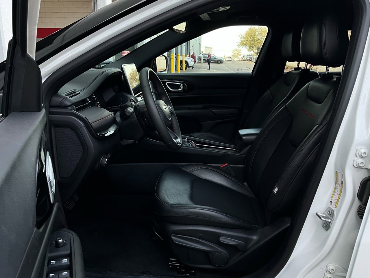 Used 2025 Jeep Compass Trailhawk image 10