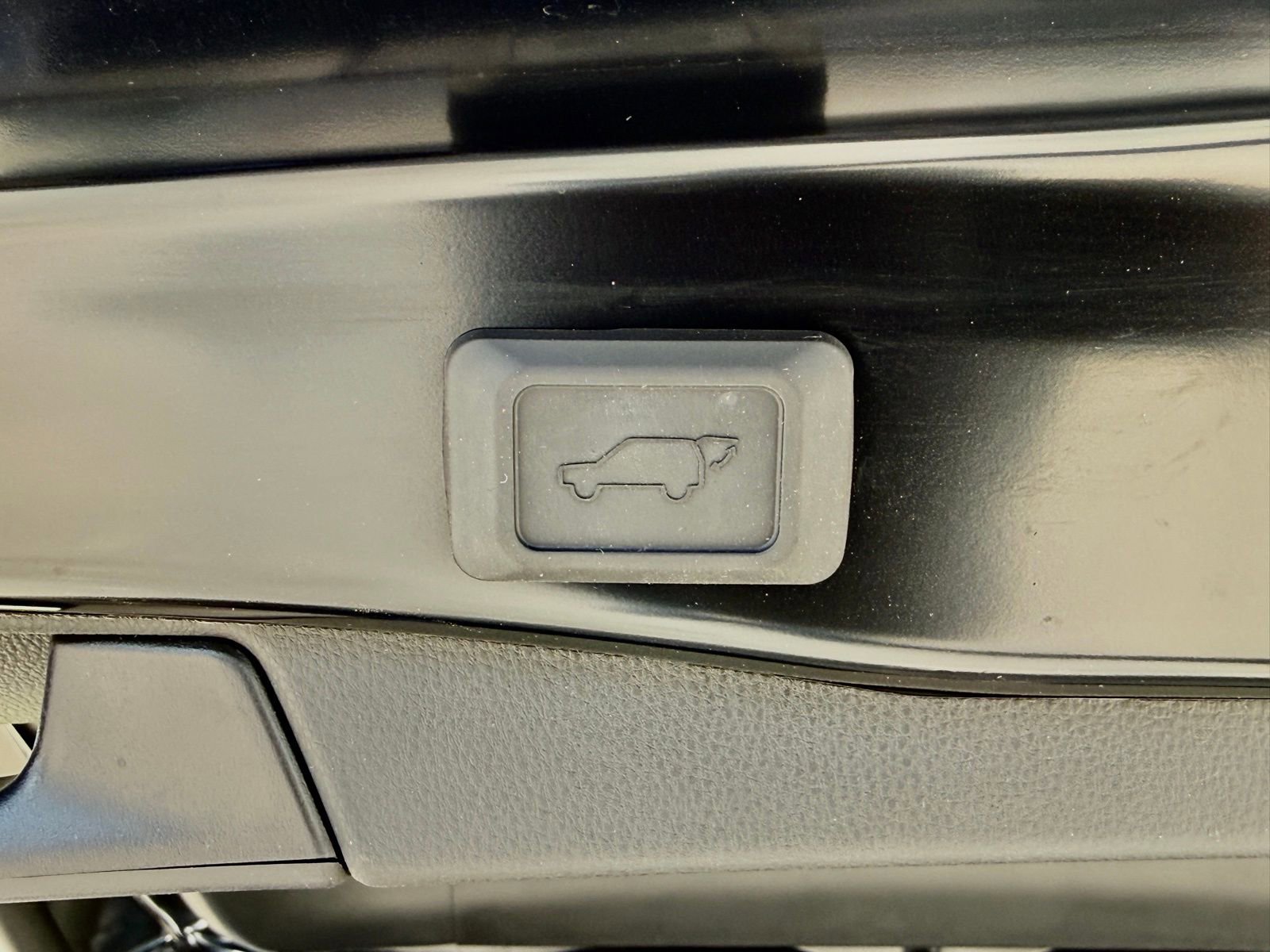 Used 2025 Toyota RAV4 XLE Premium FWD image 17