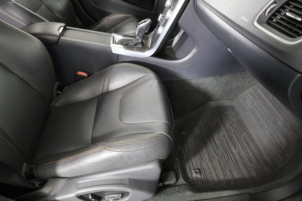 Used 2016 Volvo V60 T5 Cross Country Platinum image 26
