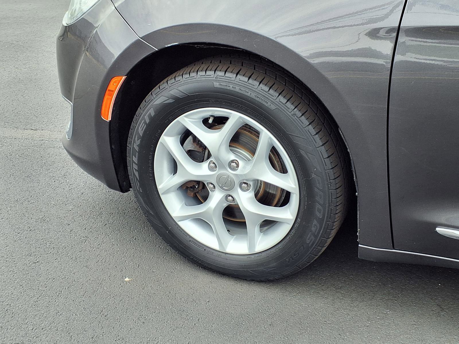 Used 2018 Chrysler Pacifica Touring-L w/ Tire & Wheel Group FWD image 28