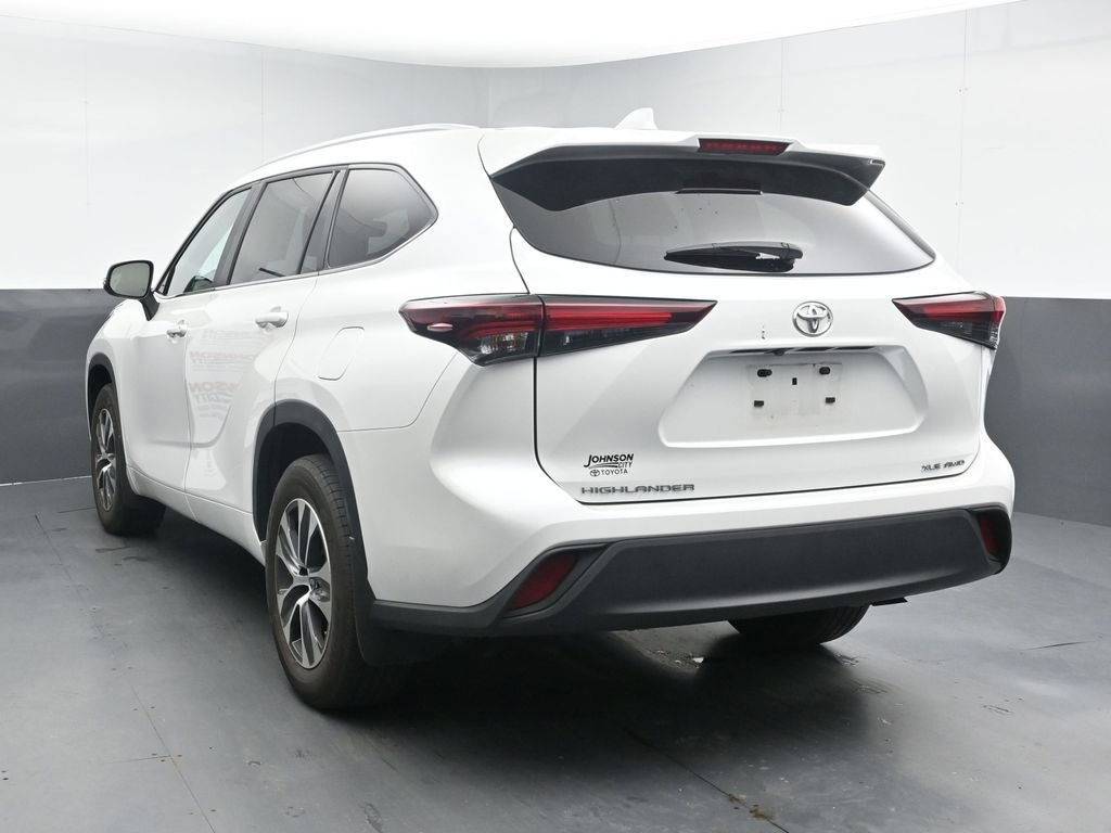 Used 2024 Toyota Highlander XLE AWD/4WD image 6