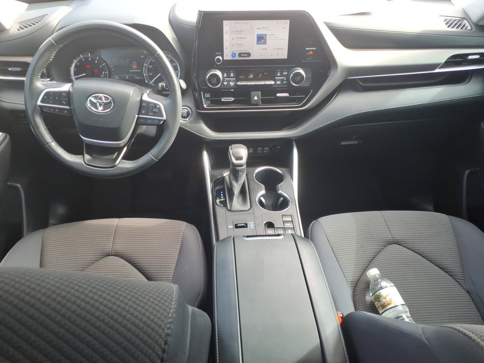 Used 2023 Toyota Highlander LE FWD image 11