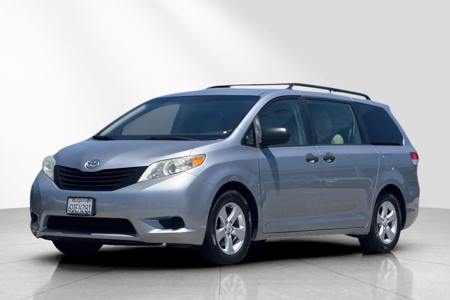Used 2012 Toyota Sienna w/ Towing Pkg FWD image 8