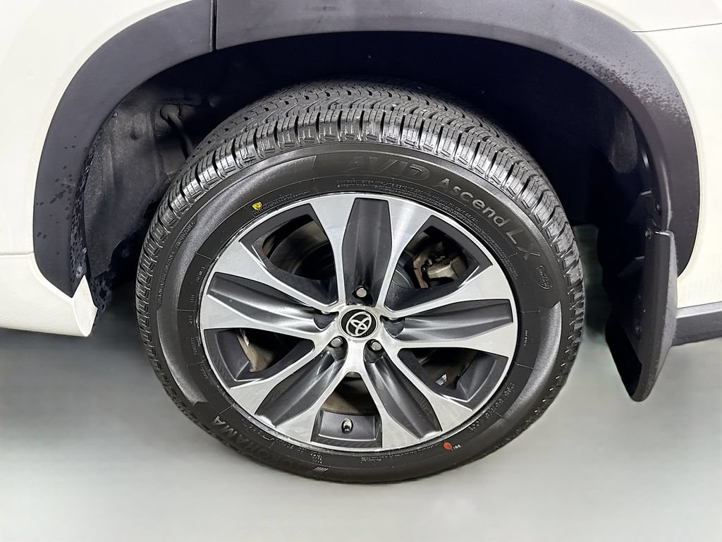 Certified 2021 Toyota Highlander XLE AWD/4WD image 37