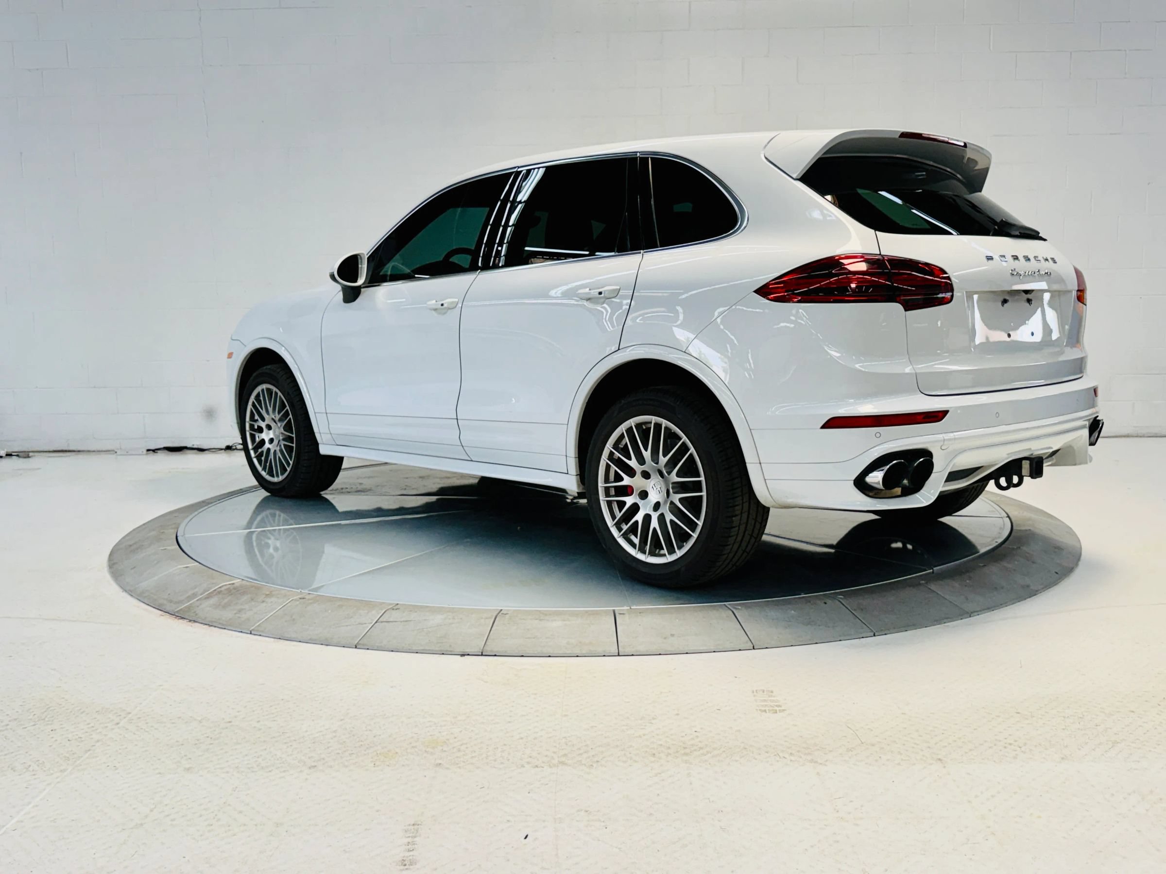 Used 2016 Porsche Cayenne AWD/4WD image 9