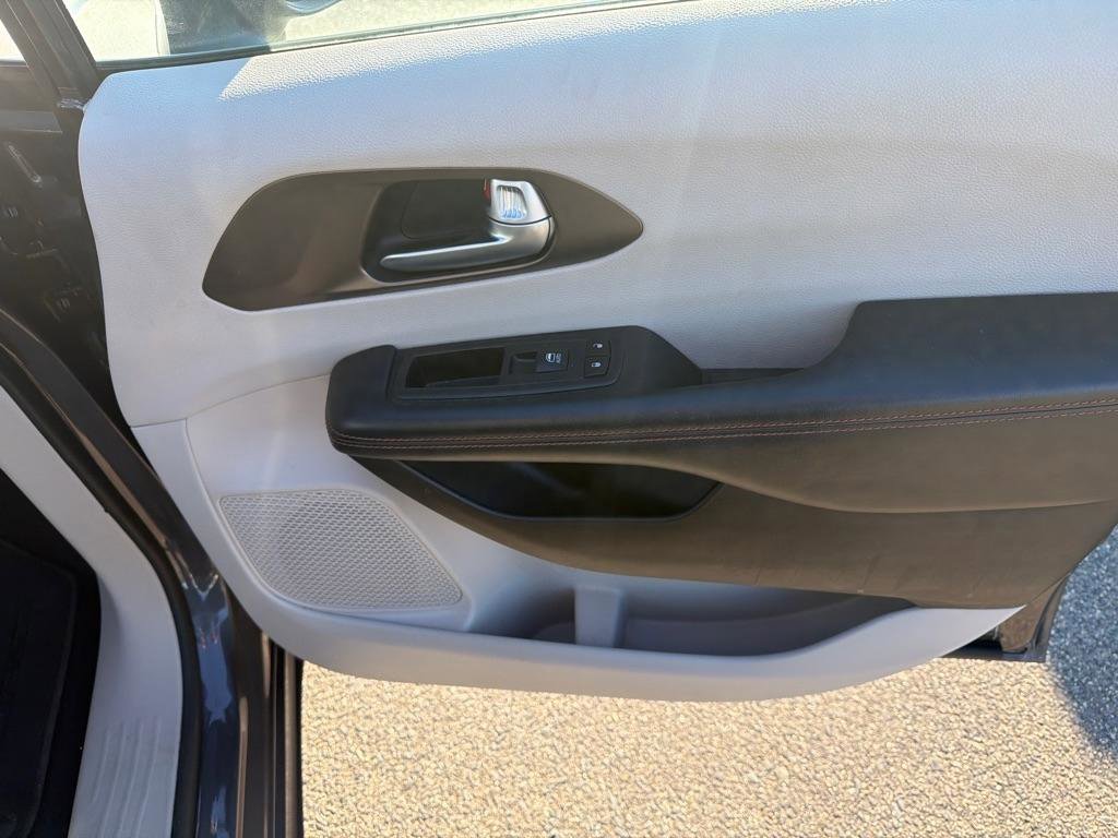 Used 2017 Chrysler Pacifica Touring-L image 31