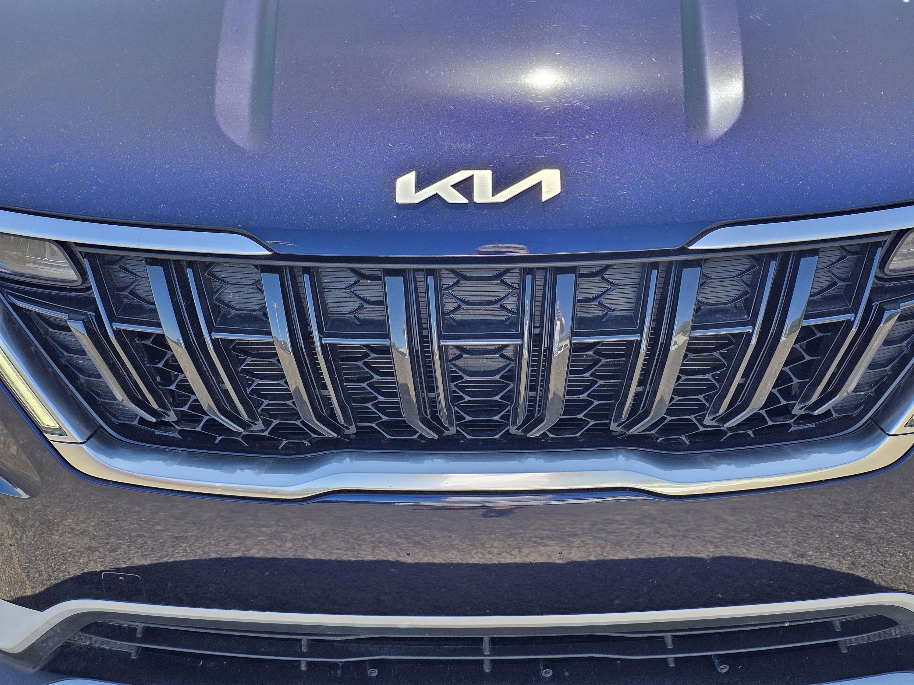 Used 2023 Kia Carnival LX image 3