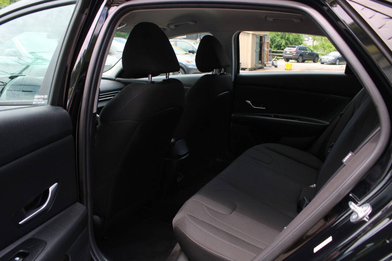 Used 2024 Hyundai Elantra SEL FWD image 25