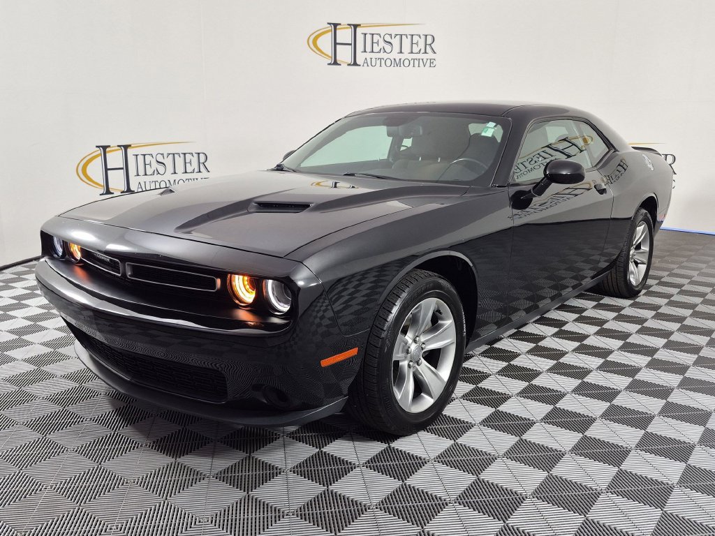 Used 2019 Dodge Challenger SXT RWD image 9