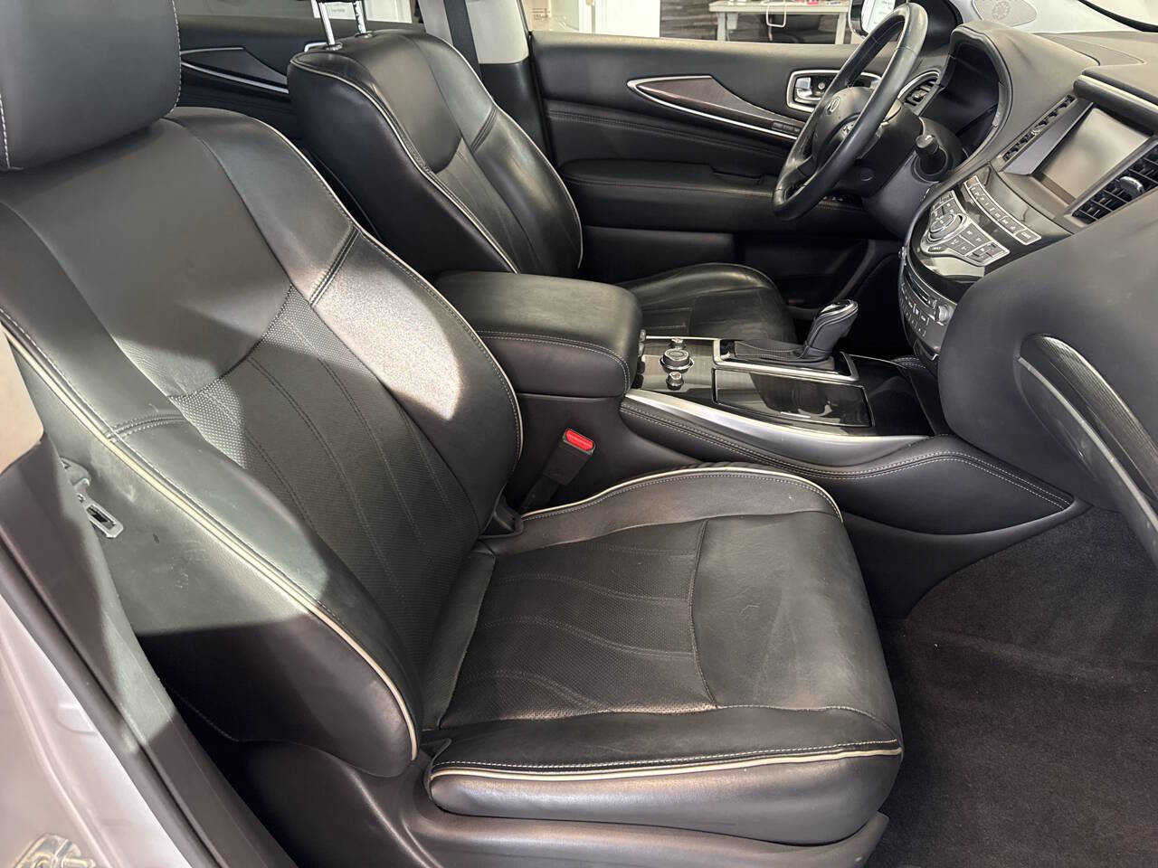 Used 2016 INFINITI QX60 AWD w/ Premium Package image 43