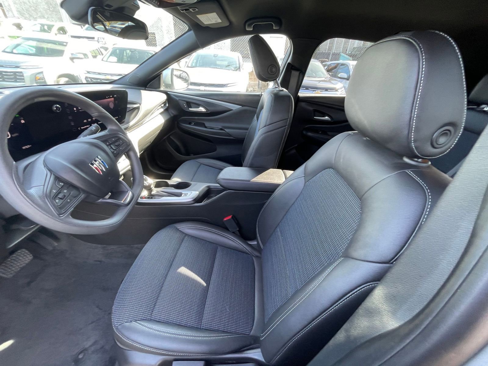 Used 2025 Buick Envista Preferred image 25