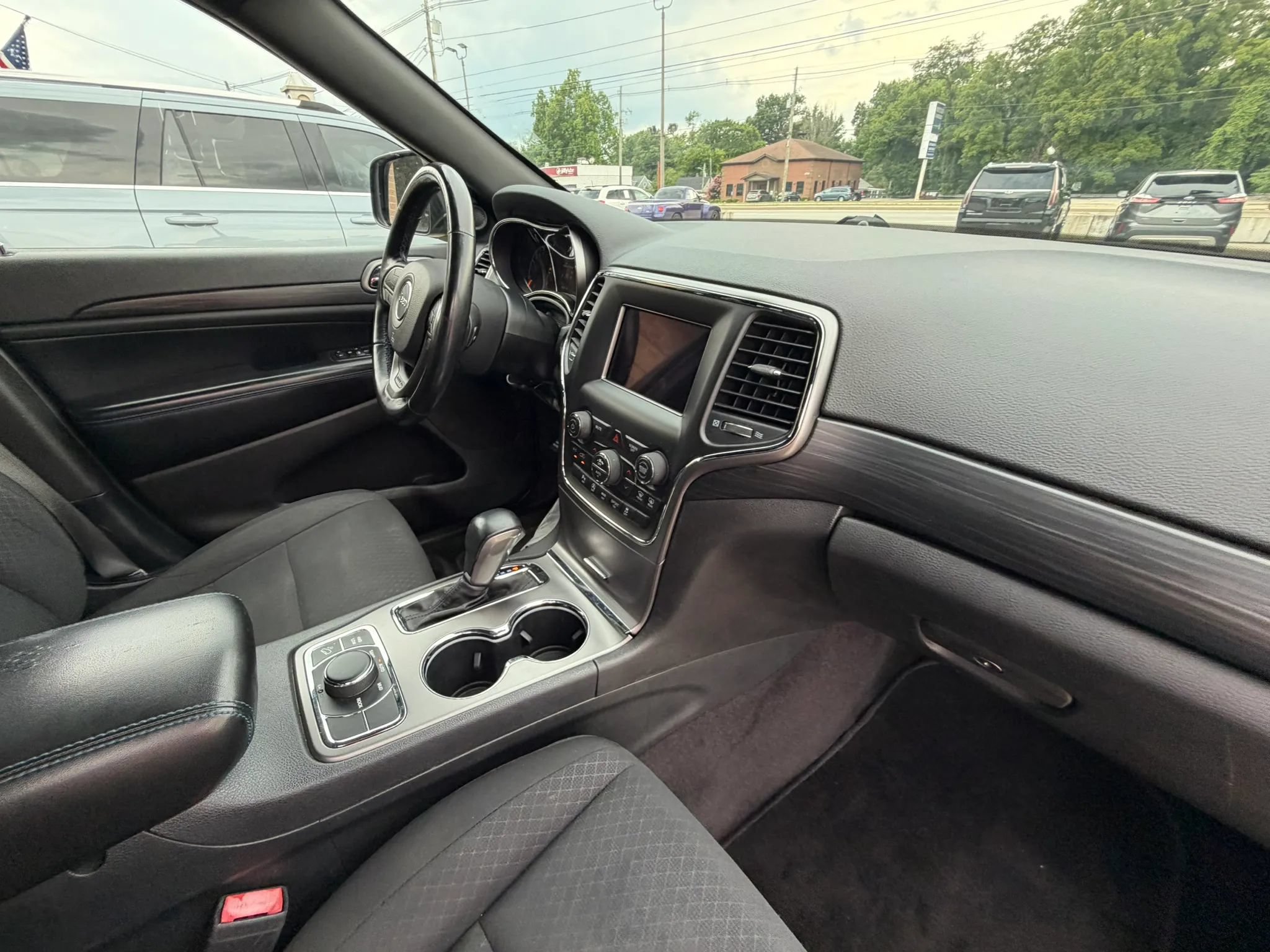 Used 2019 Jeep Grand Cherokee Laredo AWD/4WD image 14