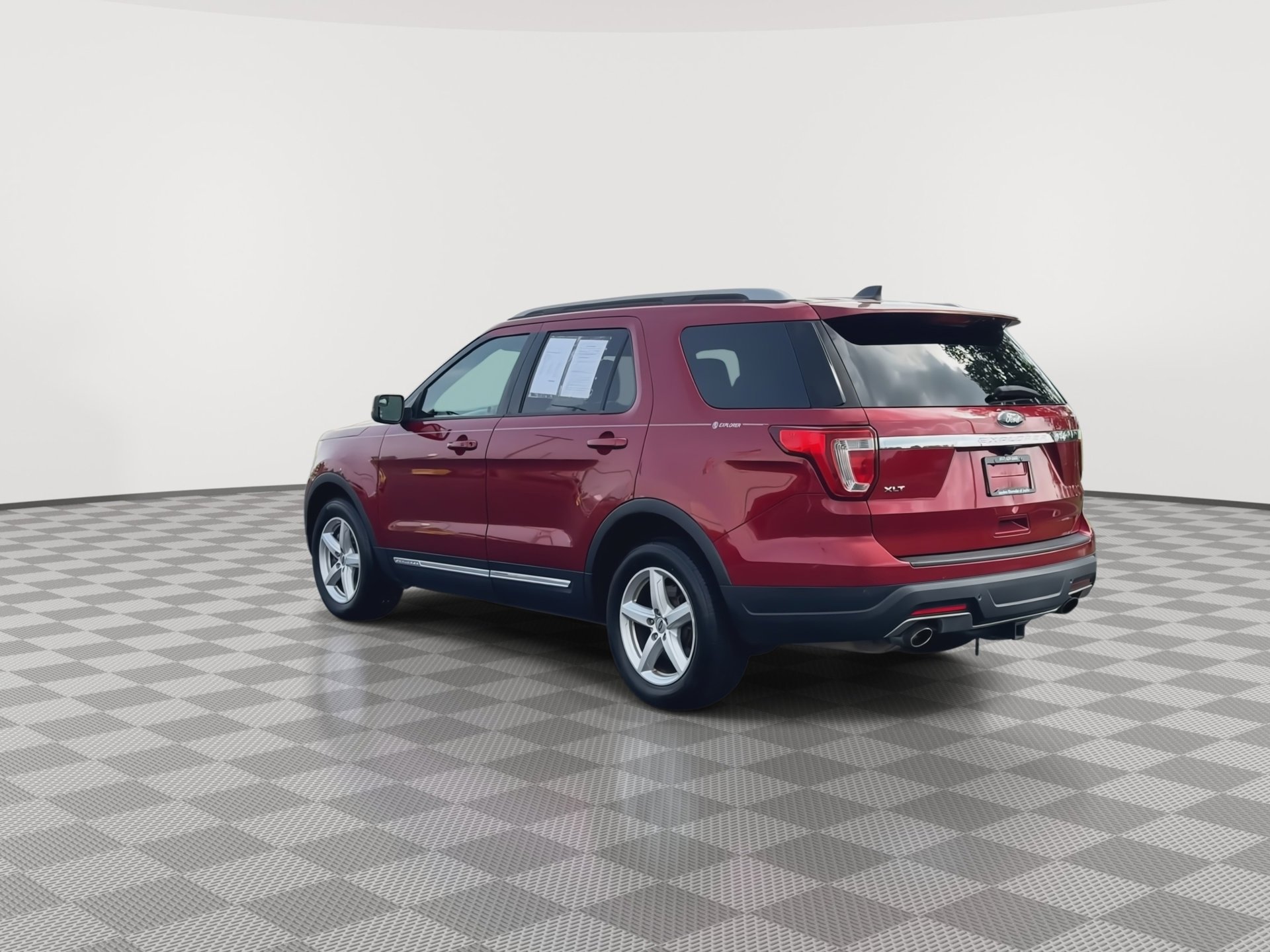 Used 2018 Ford Explorer XLT FWD image 6