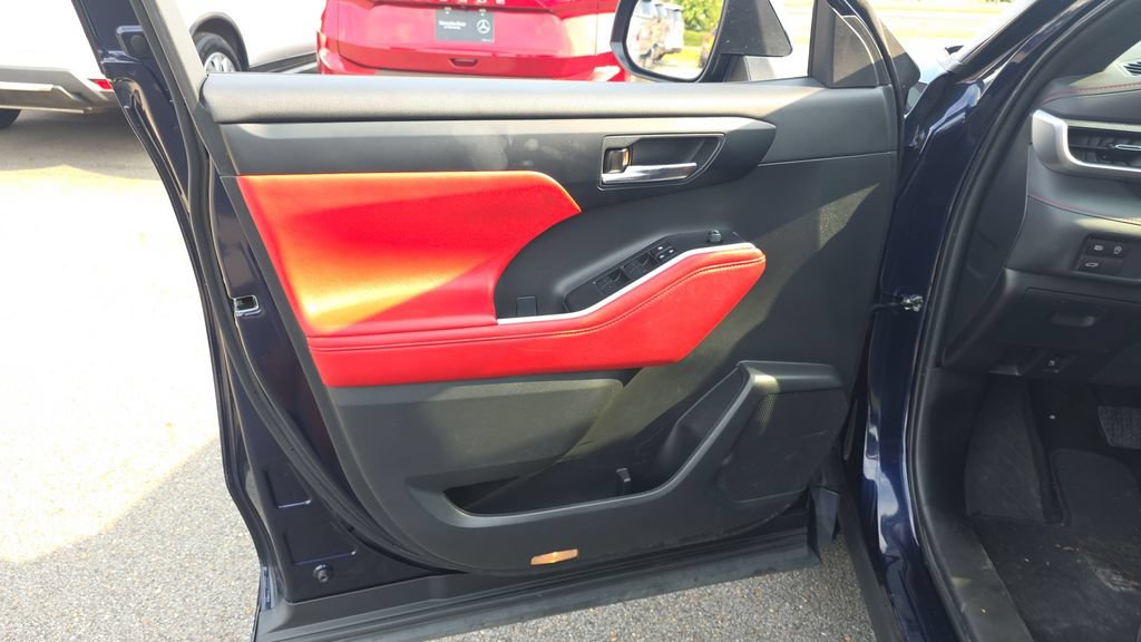 Used 2023 Toyota Highlander XSE FWD image 11