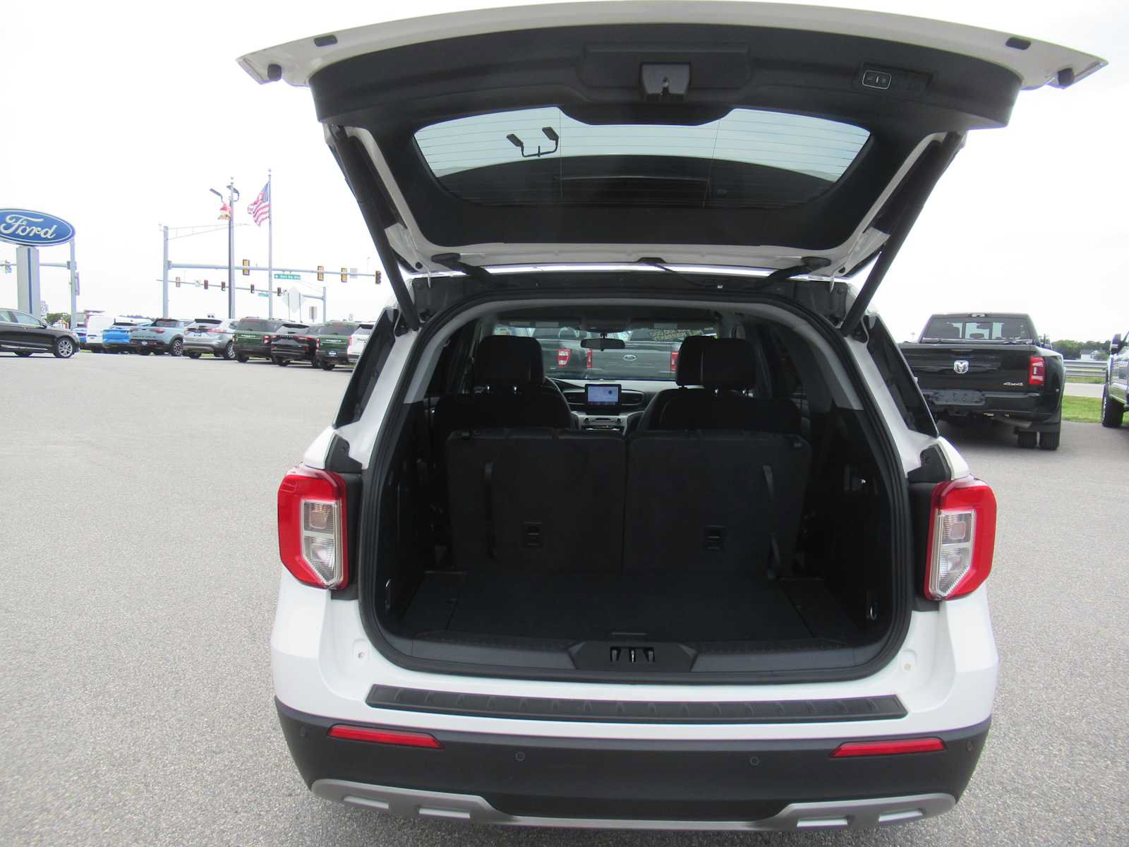 Used 2024 Ford Explorer XLT w/ Equipment Group 202A AWD/4WD image 18