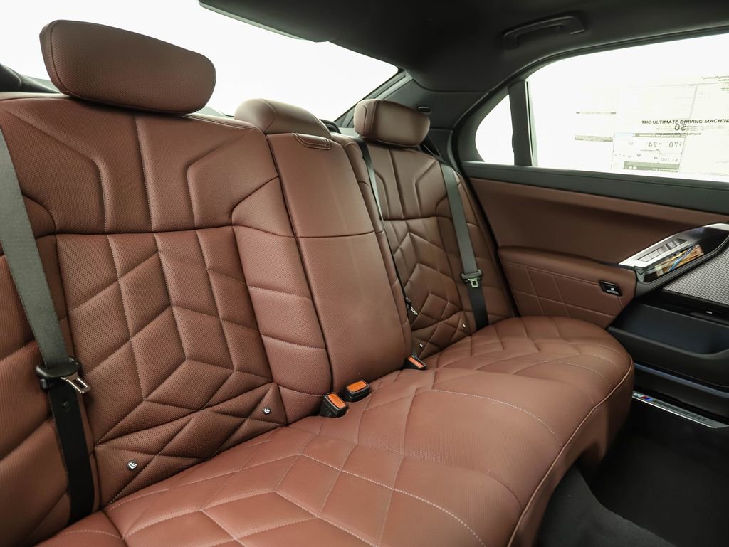 New 2026 BMW 750e xDrive image 30