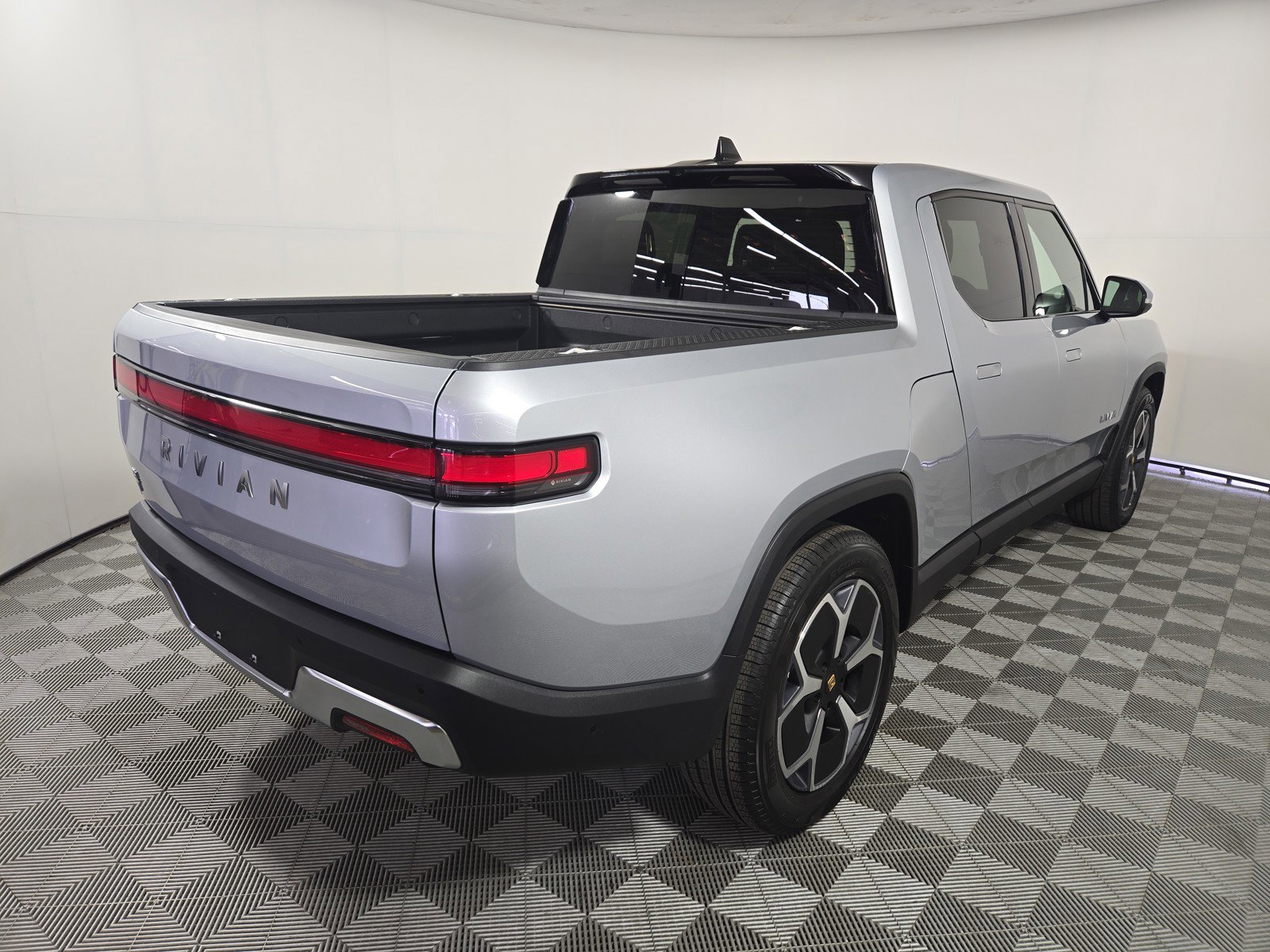 Used 2023 Rivian R1T Adventure image 5