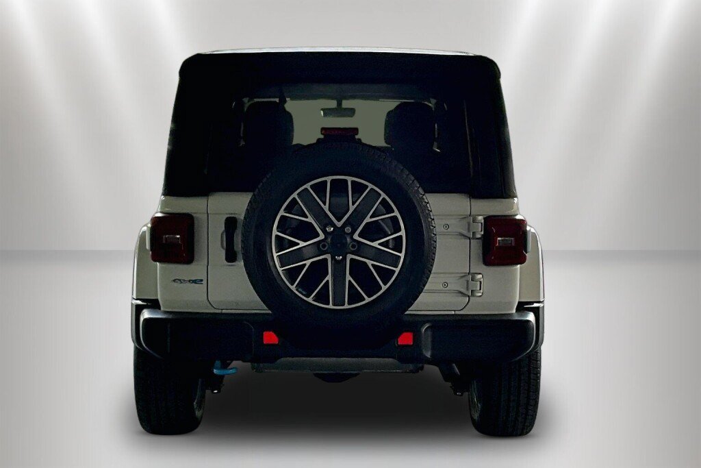 Used 2023 Jeep Wrangler Unlimited Sahara w/ Cold Weather Group AWD/4WD image 6