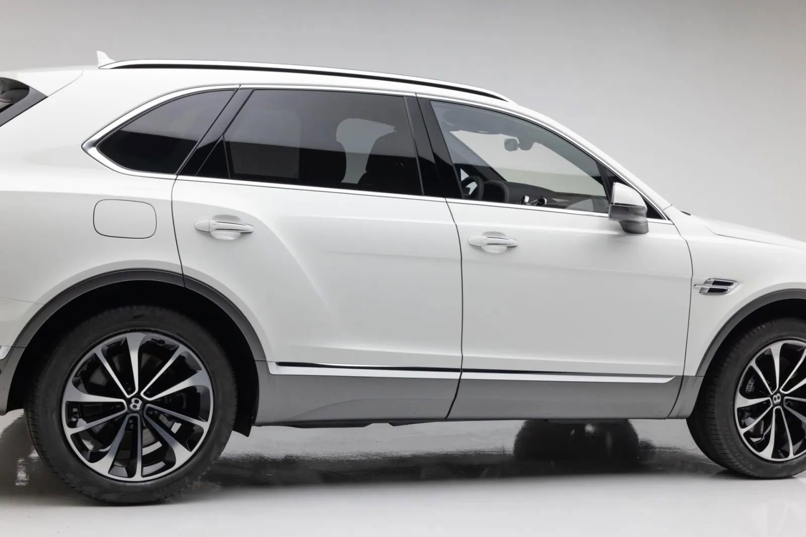 Used 2017 Bentley Bentayga AWD/4WD image 35