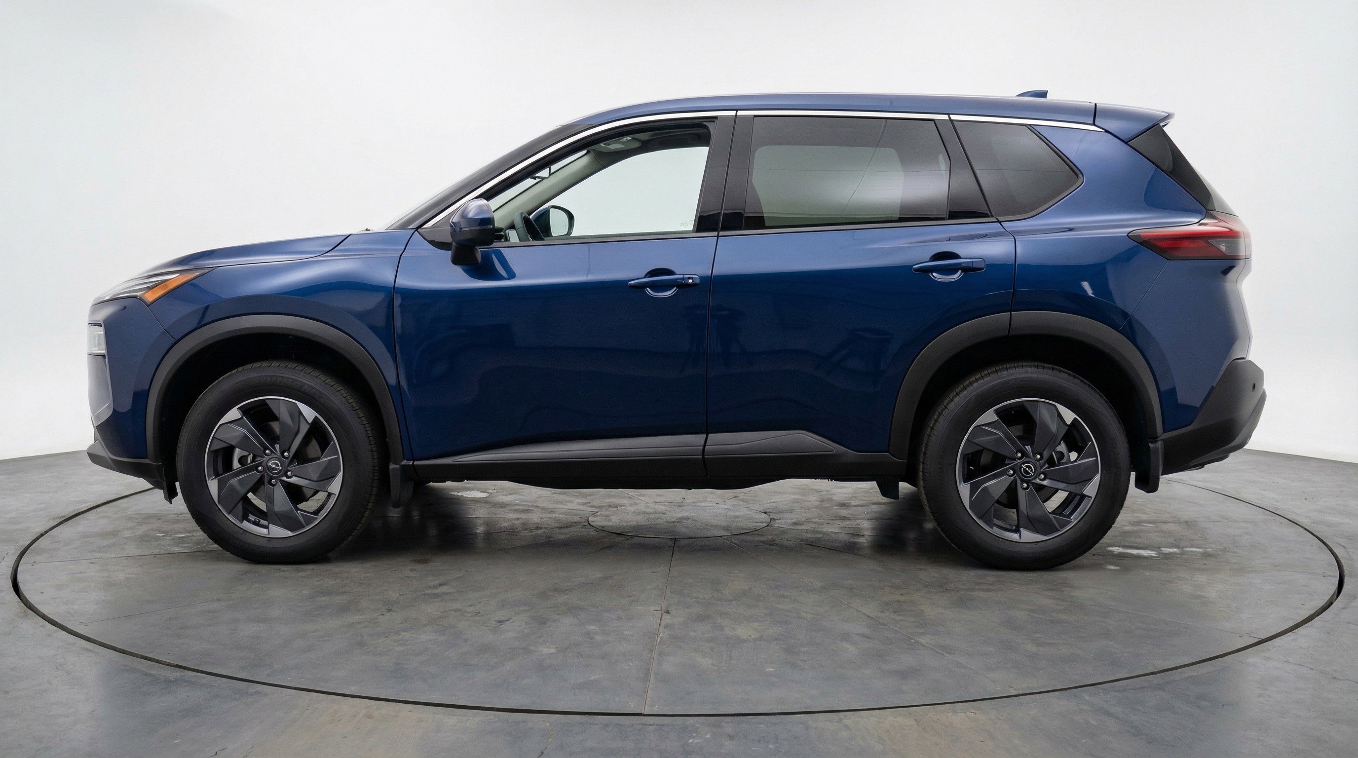 Used 2025 Nissan Rogue SV AWD/4WD image 5