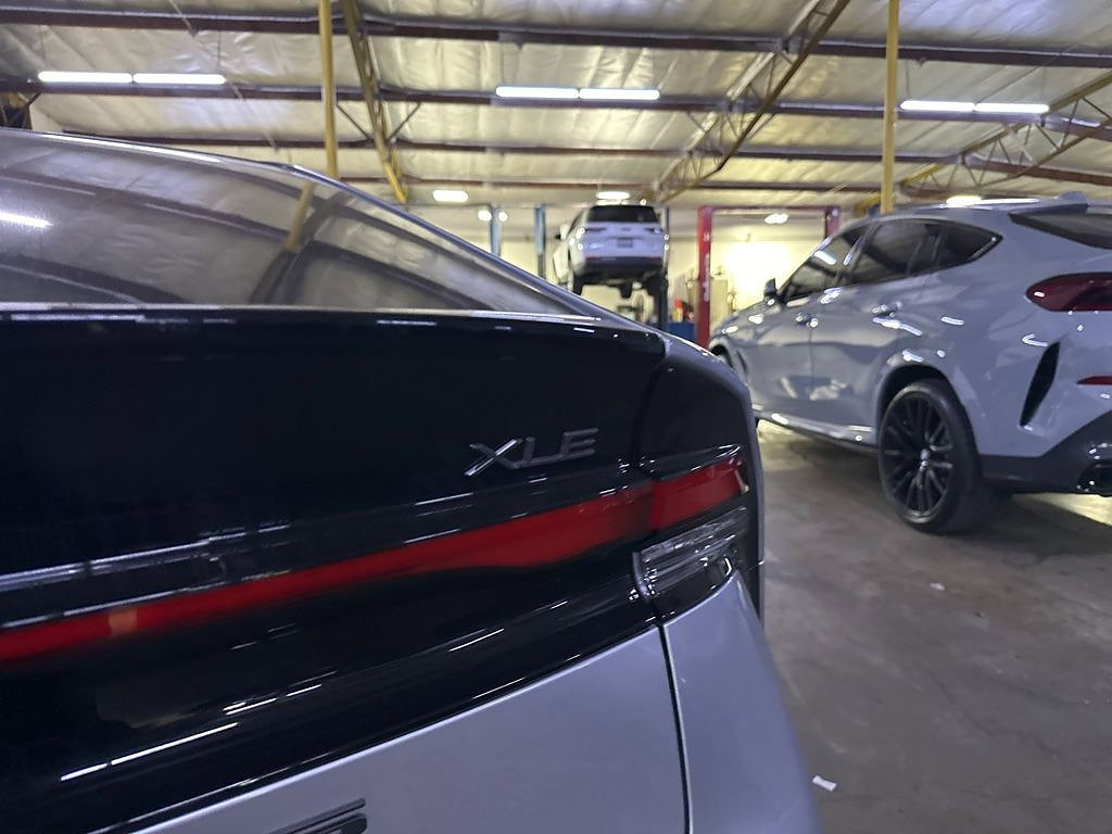 Used 2024 Toyota Prius XLE FWD image 6