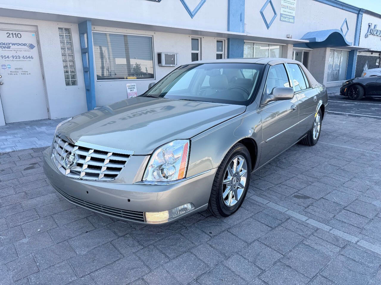 Used 2010 Cadillac DTS Luxury FWD image 4