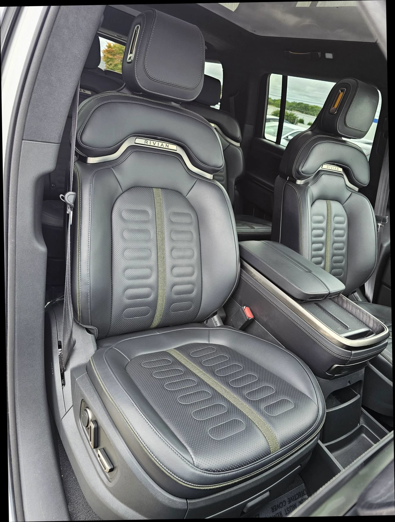 Used 2025 Rivian R1S Adventure Dual AWD/4WD image 28