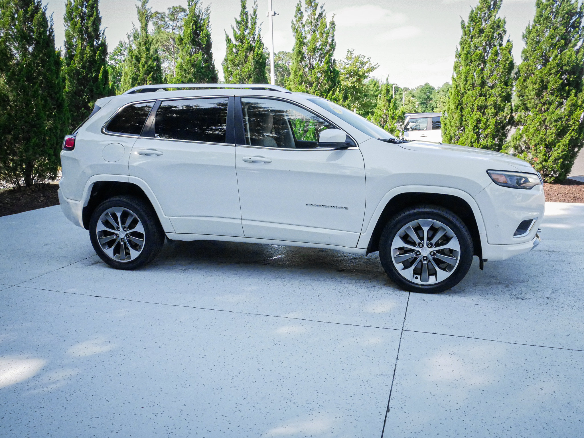 Used 2019 Jeep Cherokee Overland w/ Technology Group AWD/4WD image 11