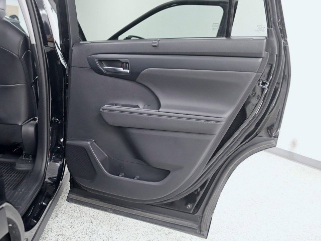 Used 2020 Toyota Highlander XLE AWD/4WD image 31