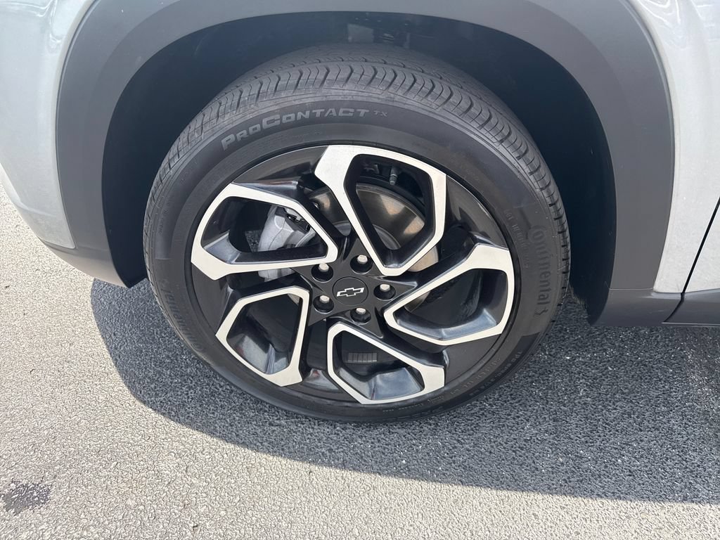 Used 2025 Chevrolet Trax RS w/ Sunroof Package FWD image 39