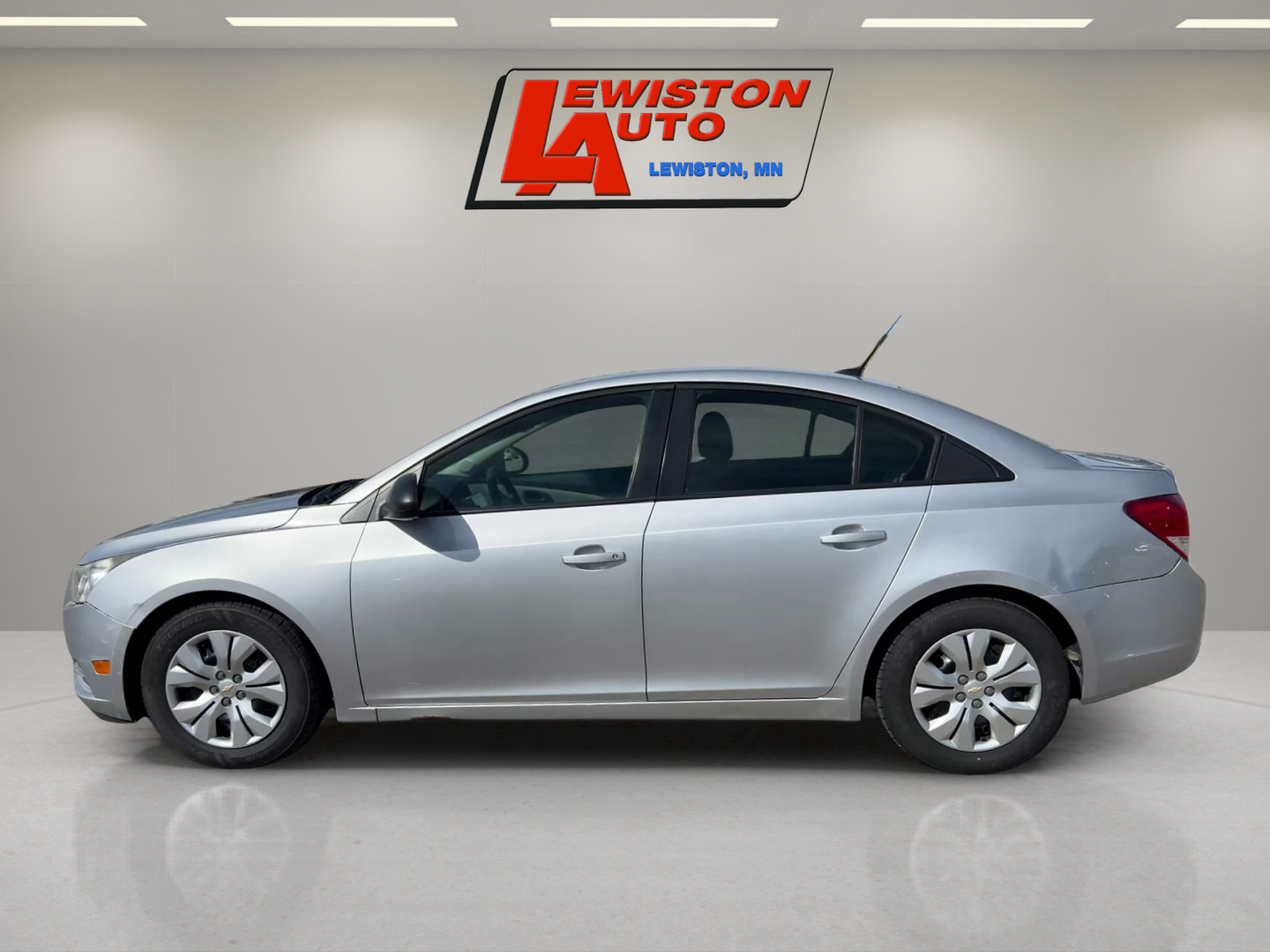 Used 2013 Chevrolet Cruze LS FWD image 2