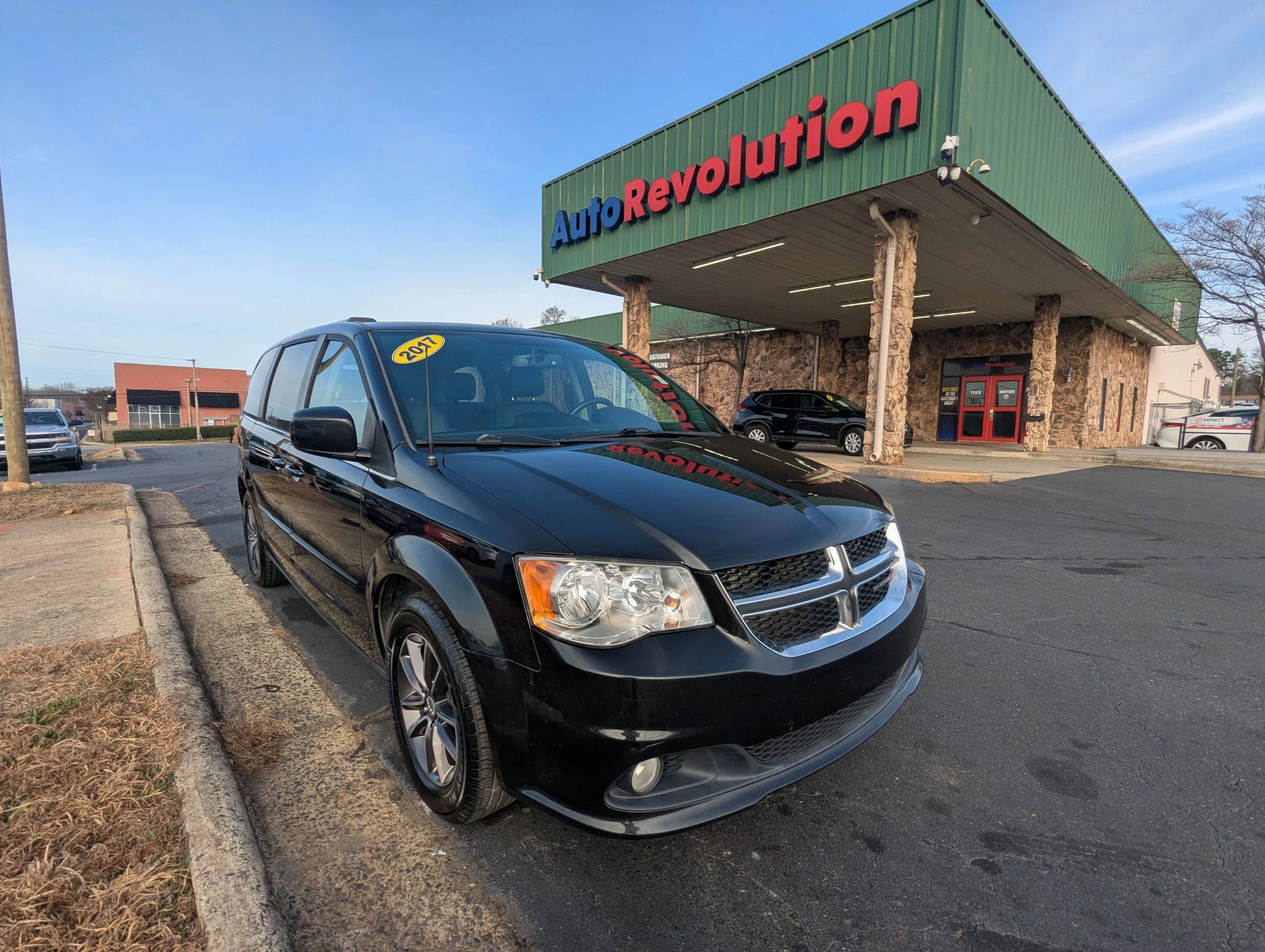 Used 2017 Dodge Grand Caravan SXT image 1