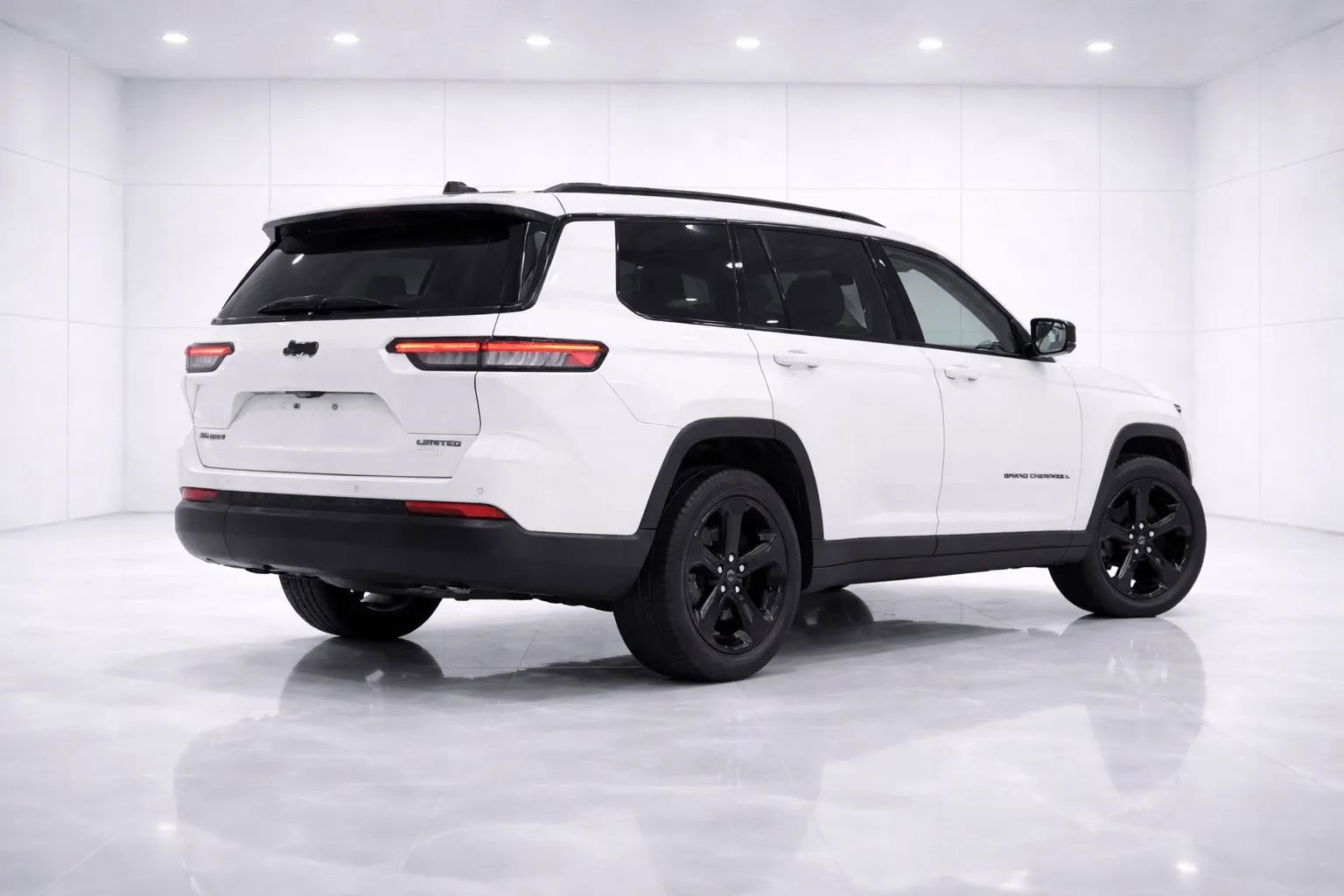 Used 2022 Jeep Grand Cherokee L Limited w/ Black Appearance Package image 5