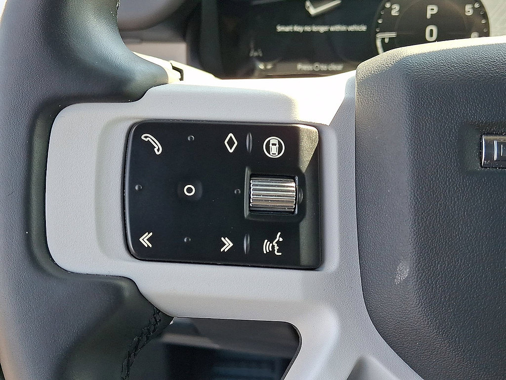 Used 2025 Land Rover Defender 110 X-Dynamic SE AWD/4WD image 23