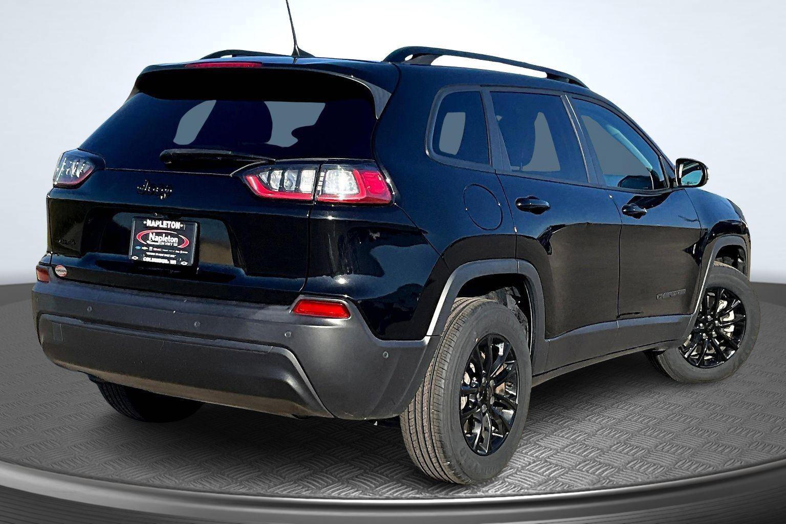 Used 2023 Jeep Cherokee Altitude Lux image 2