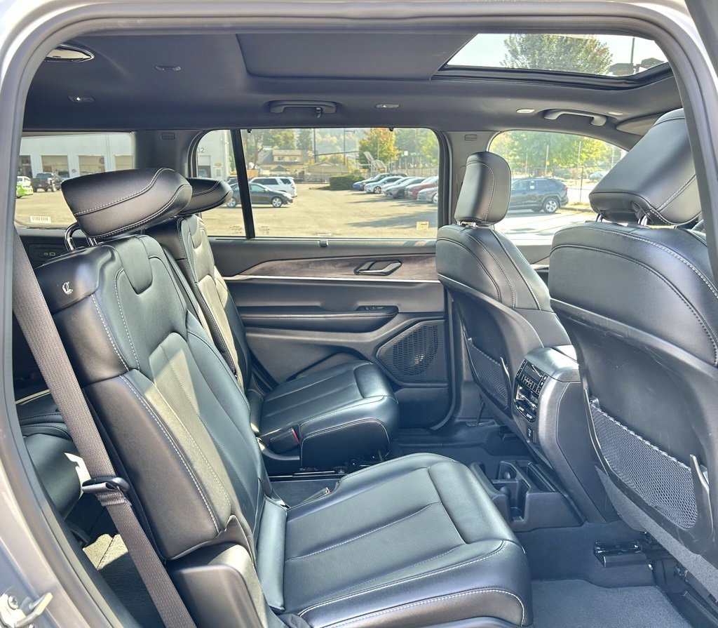 Used 2024 Jeep Grand Cherokee L Limited w/ Luxury Tech Group II image 15