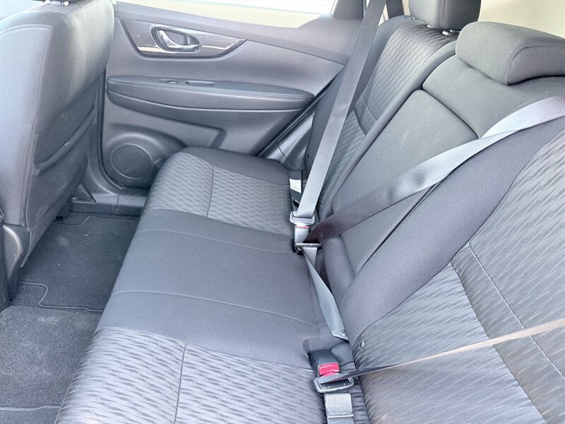 Used 2018 Nissan Rogue SV w/ Premium Package FWD image 17