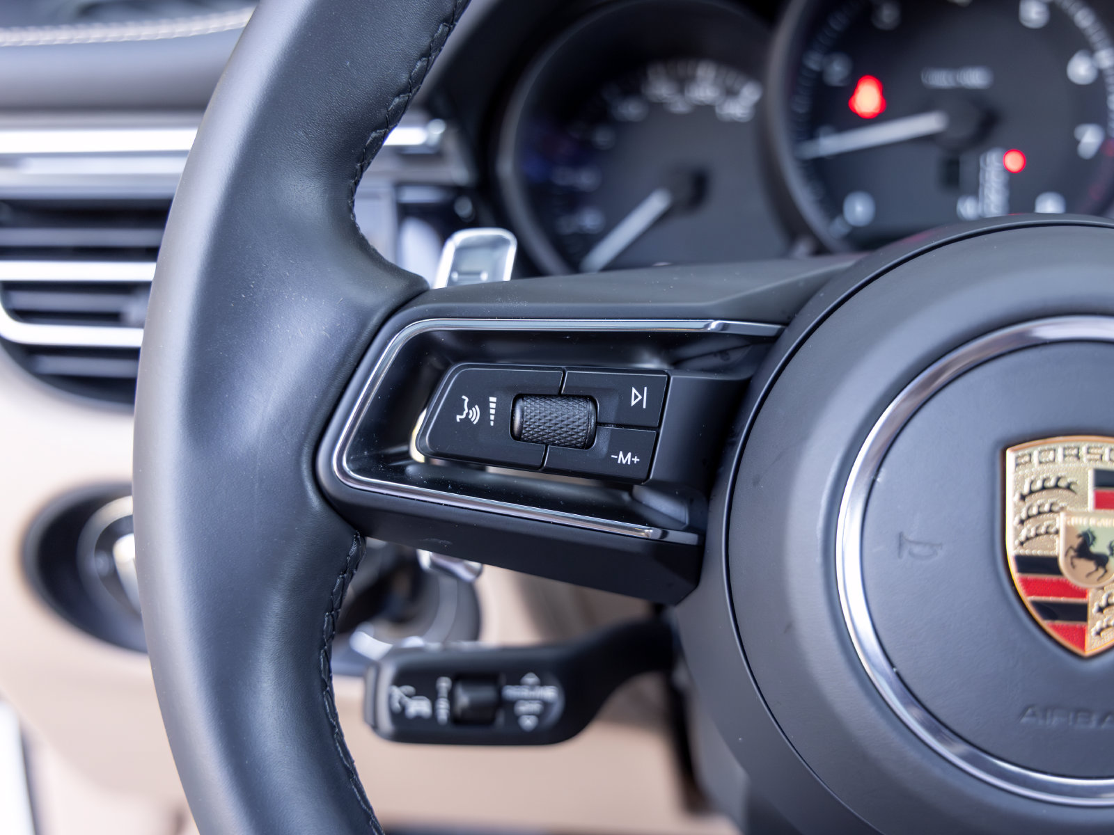 Certified 2026 Porsche Macan AWD/4WD image 32