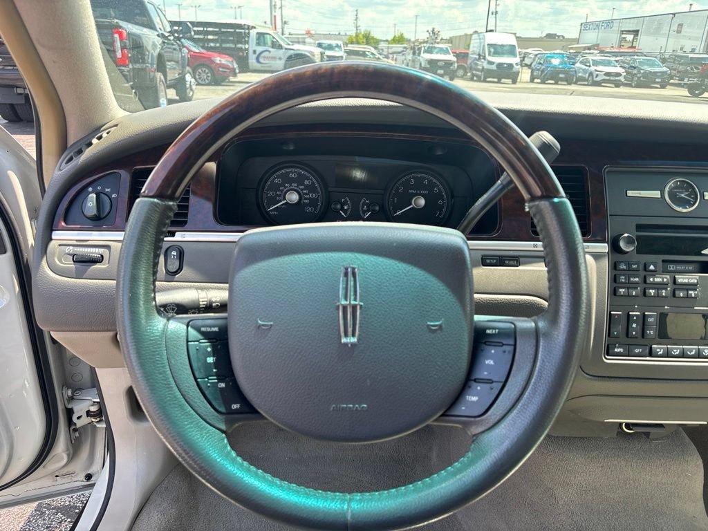 Used 2006 Lincoln Town Car Signature Limited RWD image 3