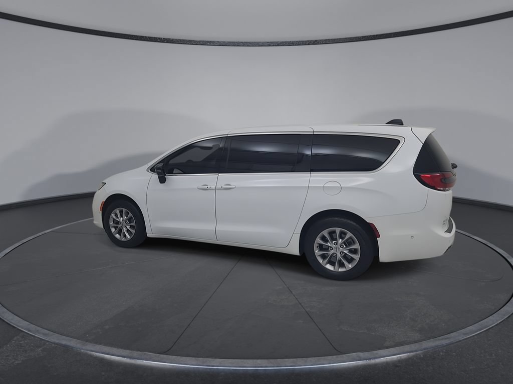 Used 2025 Chrysler Pacifica Select AWD/4WD image 12