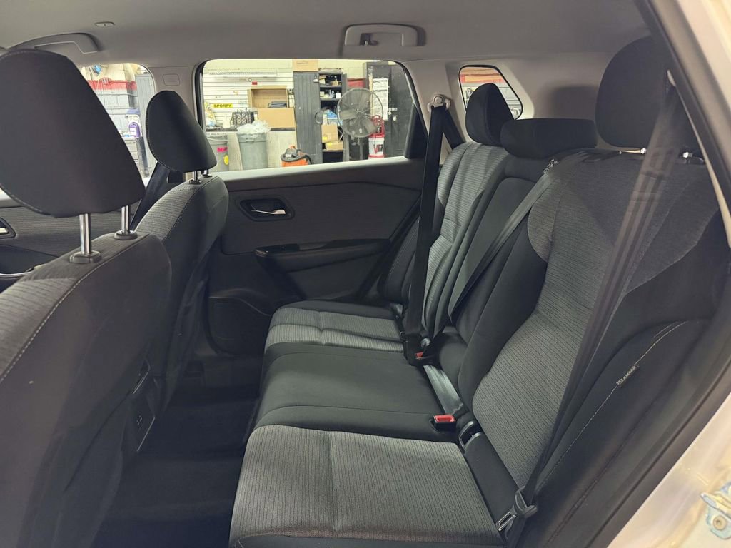 Used 2022 Nissan Rogue SV AWD/4WD image 18