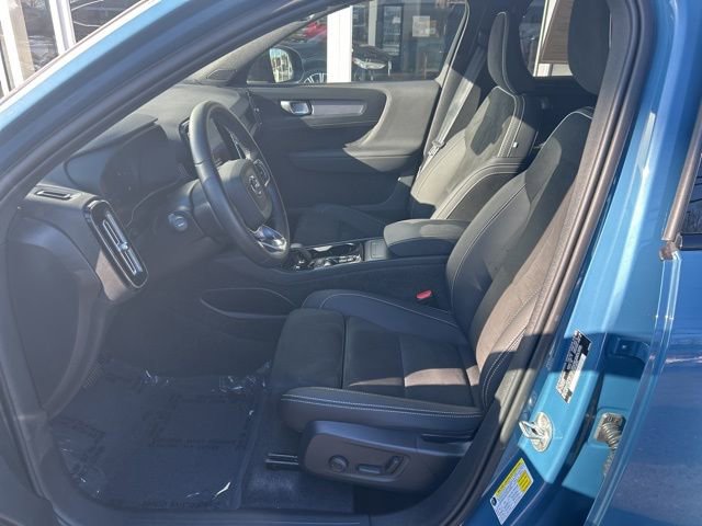 Certified 2025 Volvo XC40 B5 Plus image 17