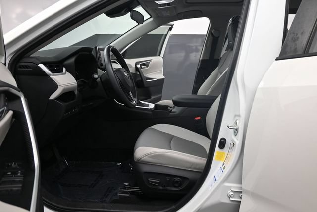 Used 2022 Toyota RAV4 XLE Premium AWD/4WD image 17