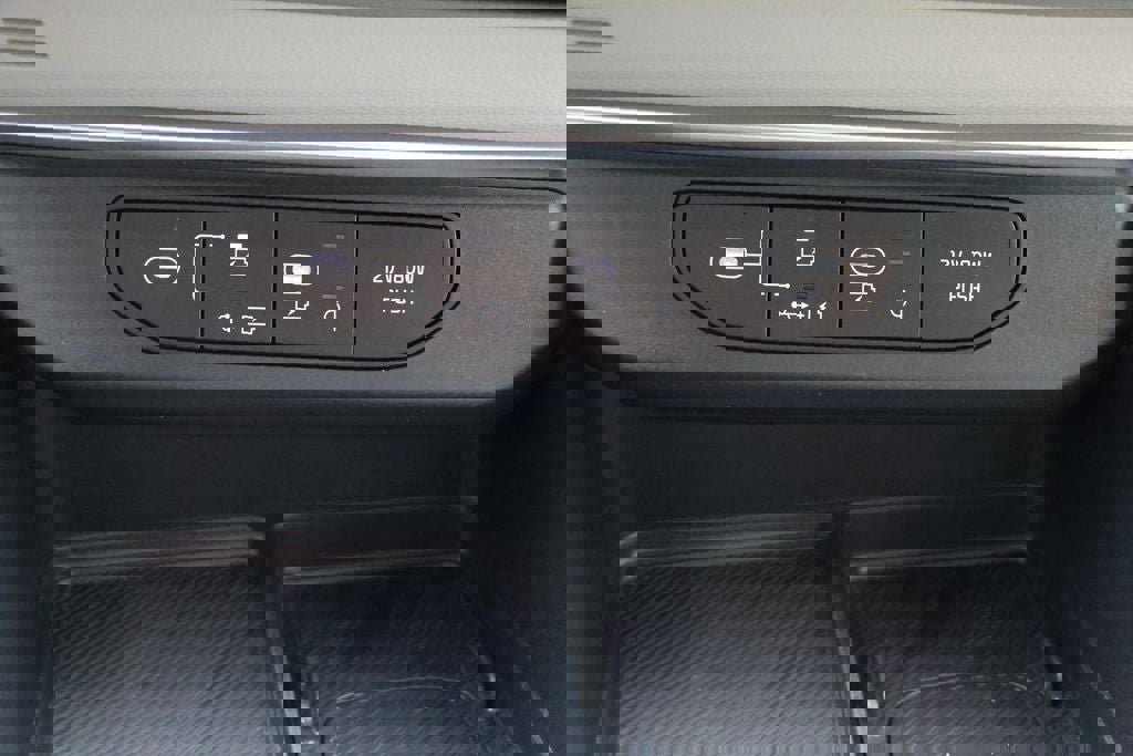 Used 2025 Kia Carnival EX image 24