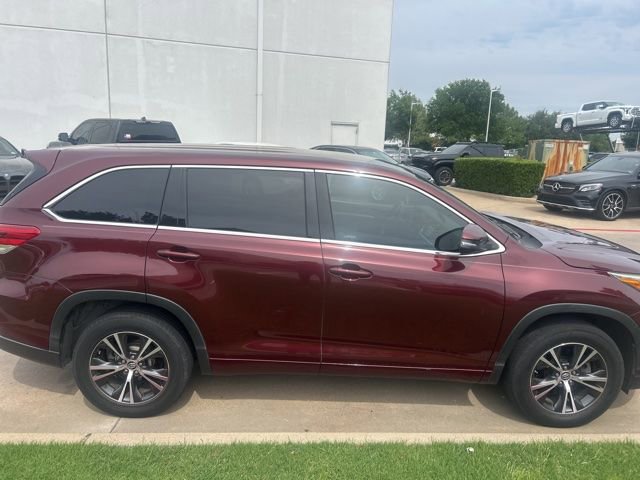 Used 2017 Toyota Highlander LE FWD image 3
