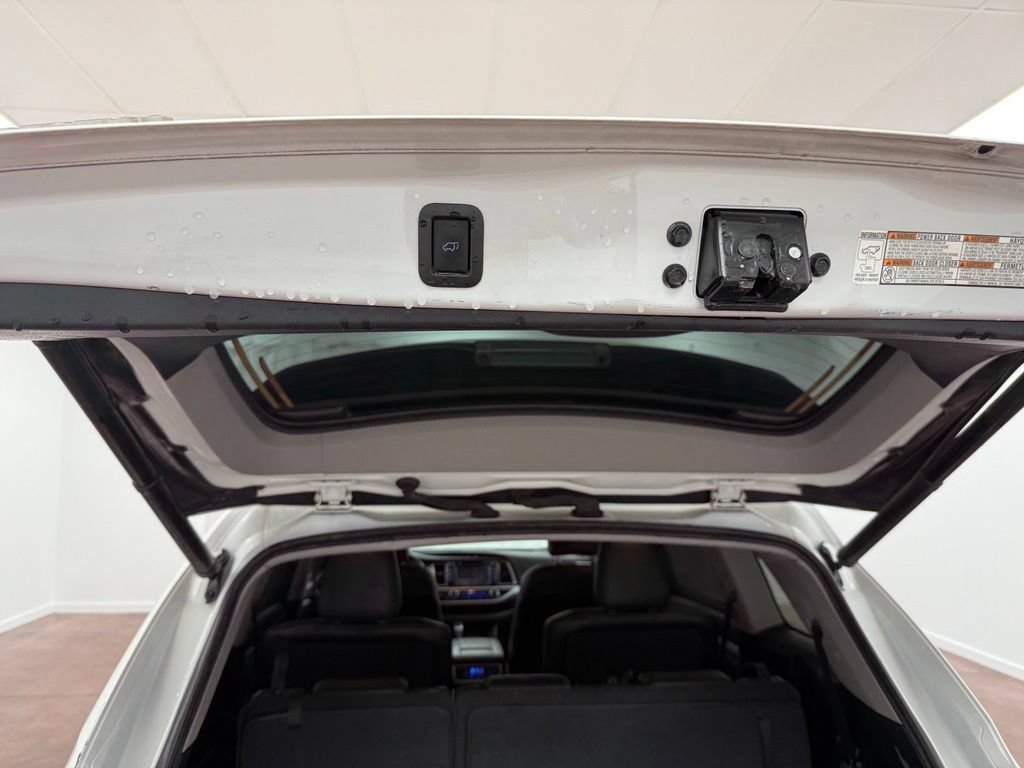 Used 2018 Toyota Highlander XLE FWD image 19