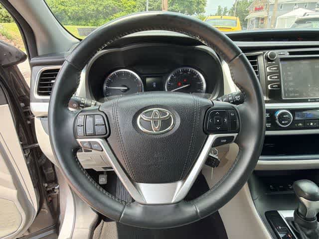 Used 2016 Toyota Highlander Plus AWD/4WD image 7