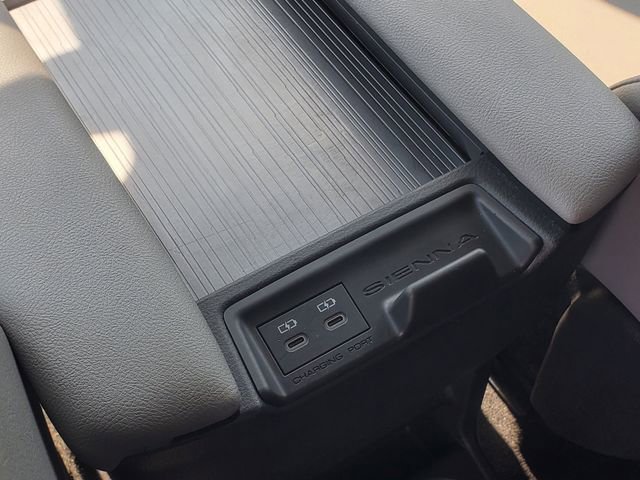 Used 2025 Toyota Sienna XLE FWD image 34