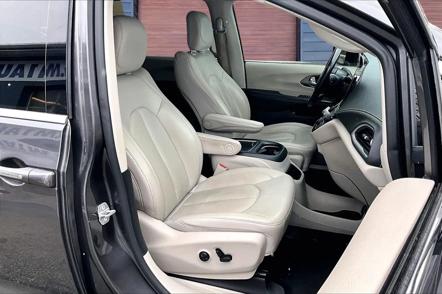 Used 2021 Chrysler Pacifica Touring-L image 7